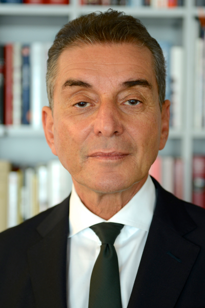 Portraitfoto von Prof. Dr. Dr. Michel Friedman